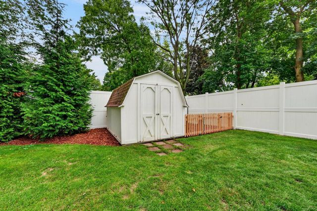 11500 N Buntrock AVENUE, Mequon, WI 53092