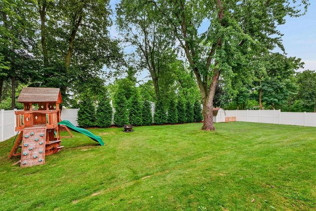 11500 N Buntrock AVENUE, Mequon, WI 53092