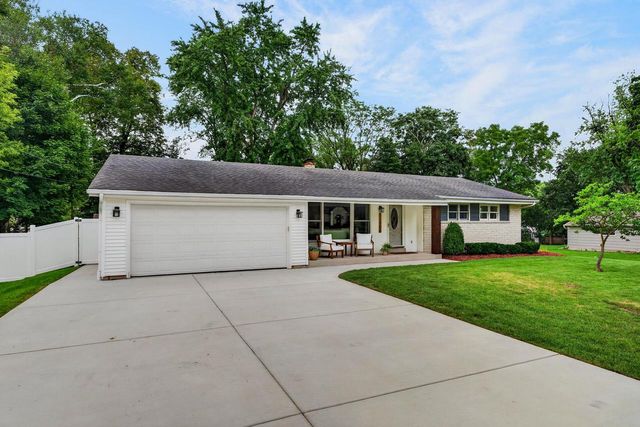 11500 N Buntrock AVENUE, Mequon, WI 53092
