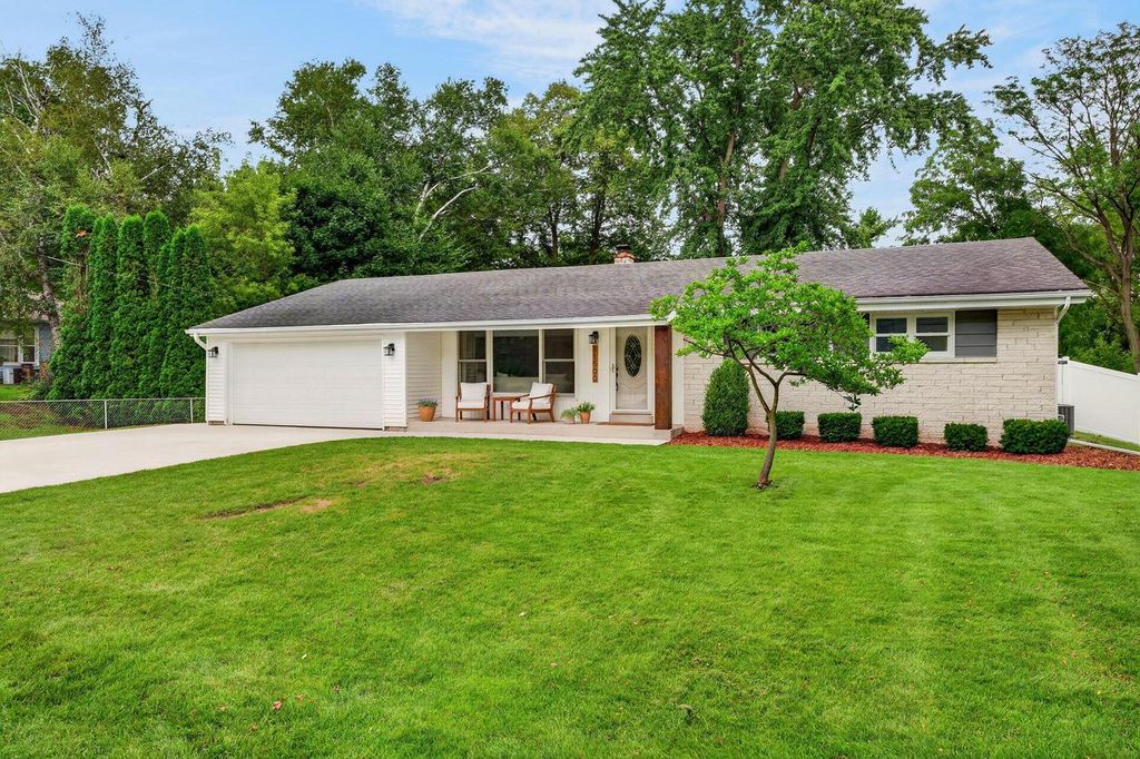 11500 N Buntrock AVENUE, Mequon, WI 53092