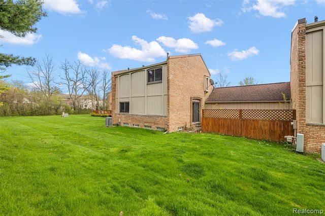2905 Moon Lake Drive, West Bloomfield, MI 48323