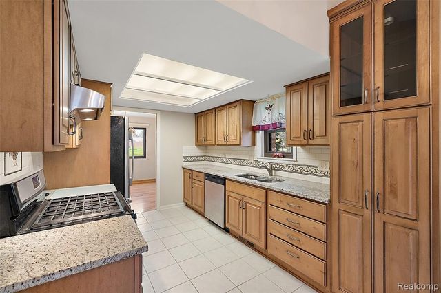 2905 Moon Lake Drive, West Bloomfield, MI 48323