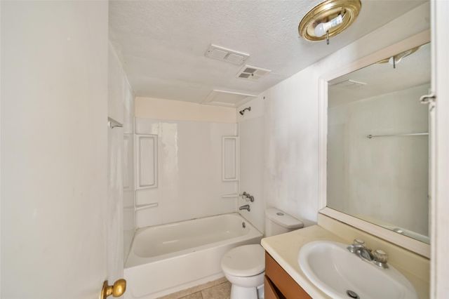 114 Lazy Lane, Sealy, TX 77474