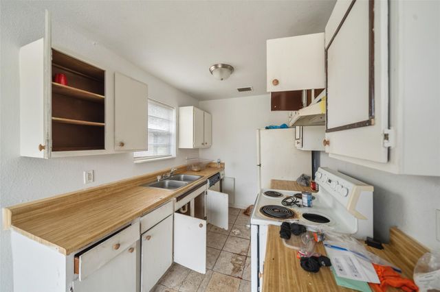 114 Lazy Lane, Sealy, TX 77474