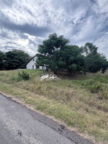 2716 E Briarwood Street, Granbury, TX 76048