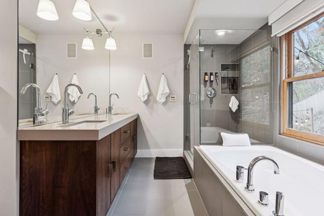 747 Kenwood Parkway, Minneapolis, MN 55403