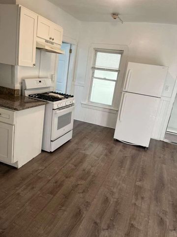 1709 Pleasant Street 2W, Fall River, MA 02723