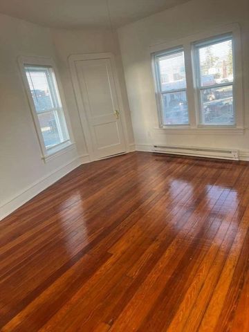 1709 Pleasant Street 2W, Fall River, MA 02723