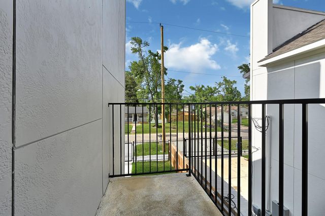 90 Burres Street B, Houston, TX 77022