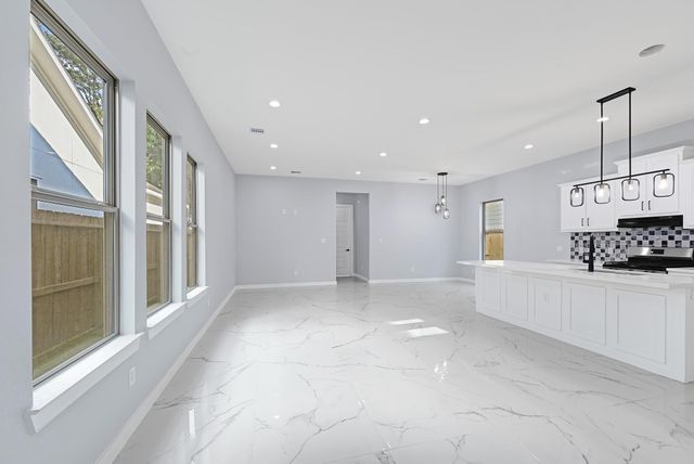 90 Burres Street B, Houston, TX 77022