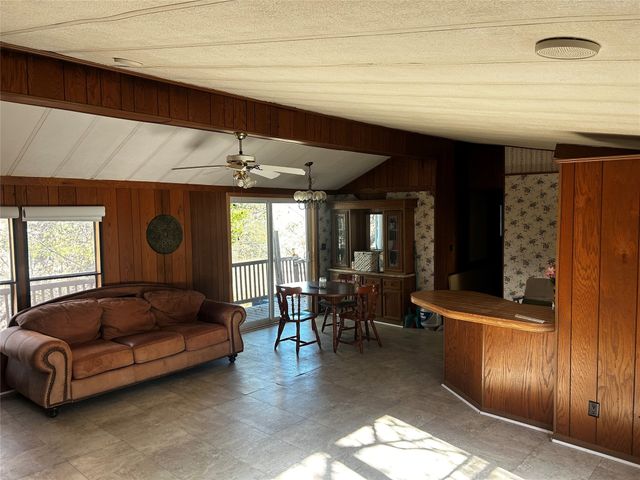 194 Lakeview Court, Sunset, TX 76270