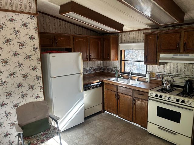 194 Lakeview Court, Sunset, TX 76270