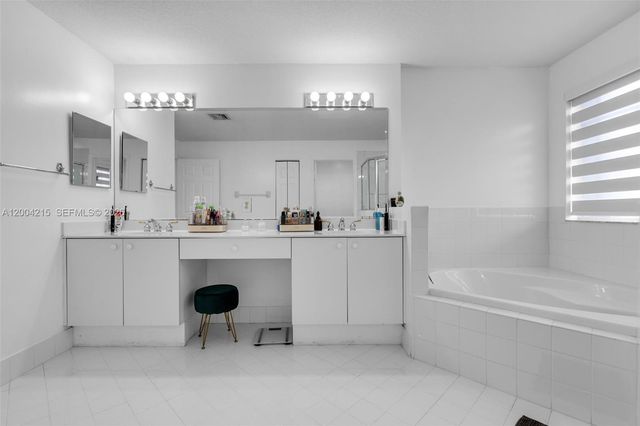 11462 NW 69th Ter, Doral, FL 33178