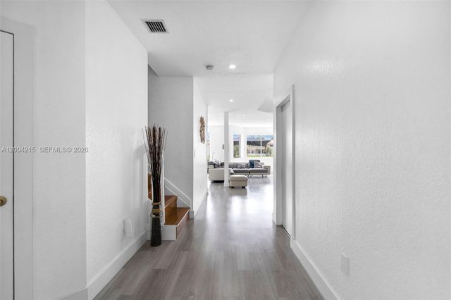 11462 NW 69th Ter, Doral, FL 33178