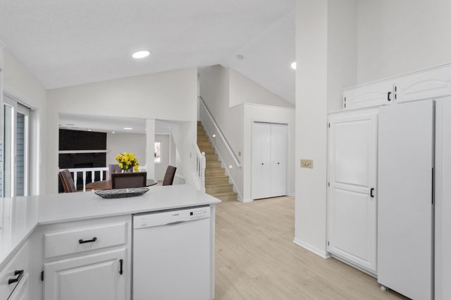 2571 Nemitz Avenue E, Maplewood, MN 55119