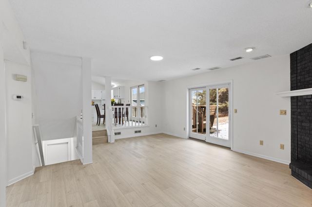 2571 Nemitz Avenue E, Maplewood, MN 55119