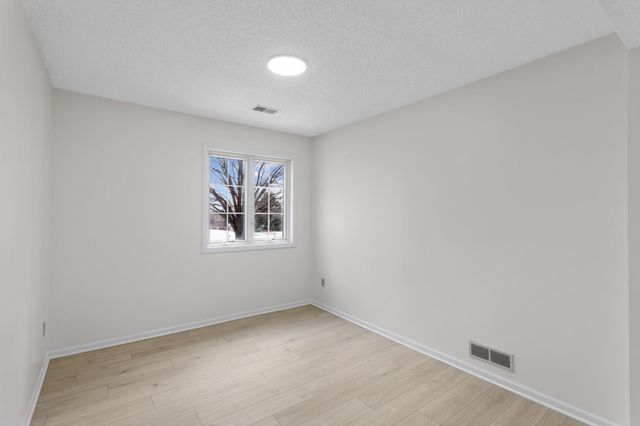 2571 Nemitz Avenue E, Maplewood, MN 55119