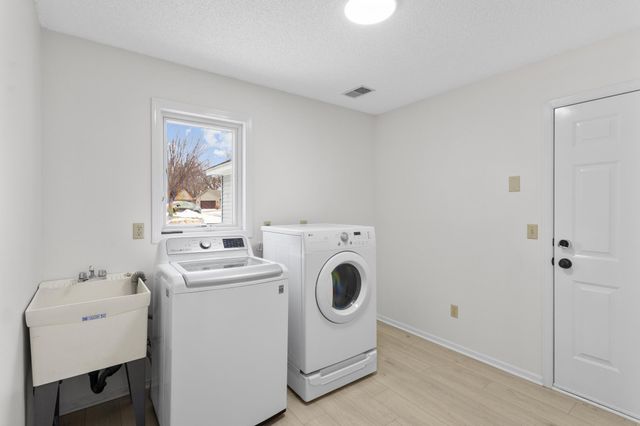 2571 Nemitz Avenue E, Maplewood, MN 55119