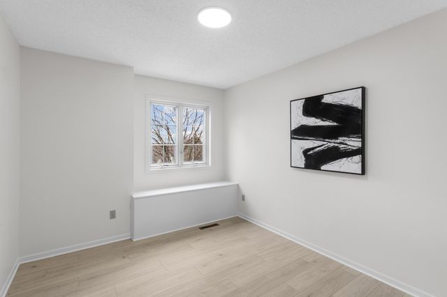 2571 Nemitz Avenue E, Maplewood, MN 55119