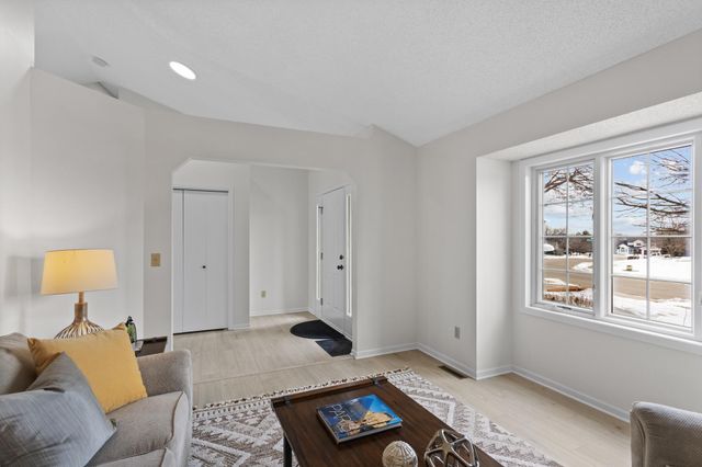 2571 Nemitz Avenue E, Maplewood, MN 55119