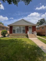 137 Linden Avenue, Bellwood, IL 60104