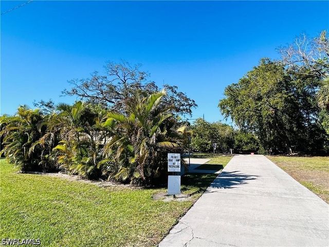 857 Manatee RD, Naples, FL 34114
