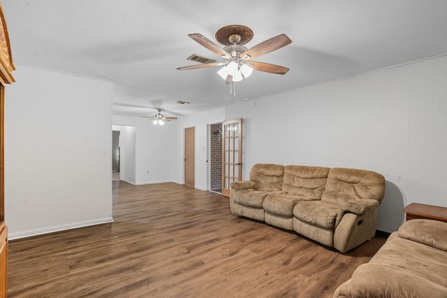 311 Glenhaven Cir, Hattiesburg, MS 39401