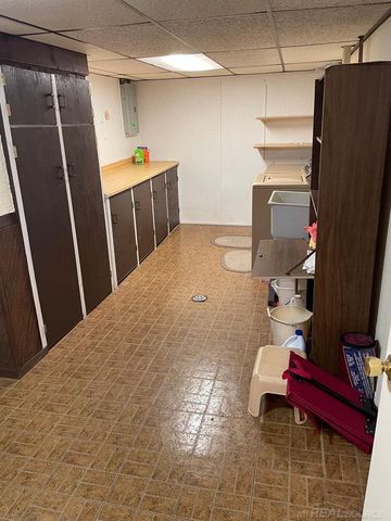 2684 Roundtree Drive, Troy, MI 48083