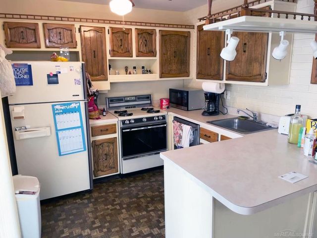 2684 Roundtree Drive, Troy, MI 48083