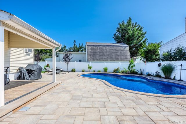 241 Houston Street, Lindenhurst, NY 11757