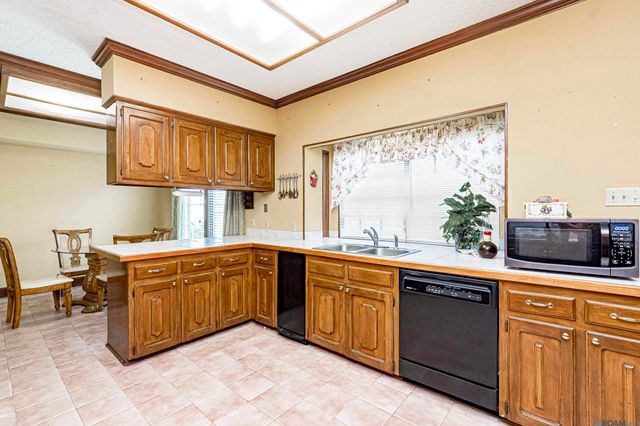 12111 N Lake Sherwood Ave, Baton Rouge, LA 70816
