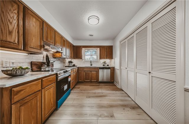 916 S 25th Place, Rogers, AR 72758