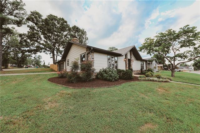 916 S 25th Place, Rogers, AR 72758