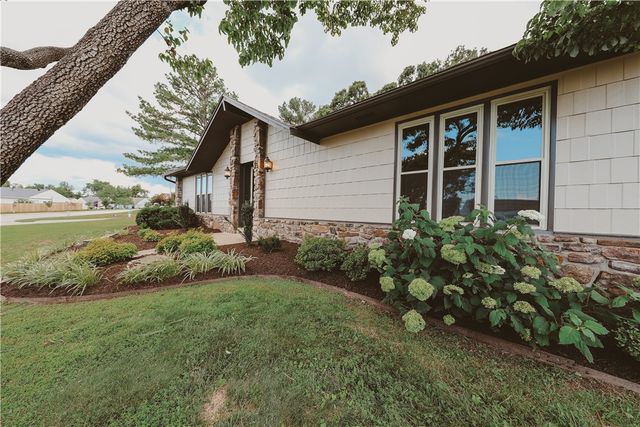 916 S 25th Place, Rogers, AR 72758