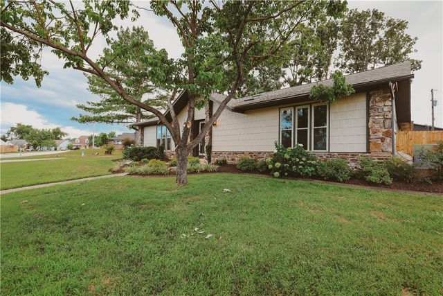 916 S 25th Place, Rogers, AR 72758