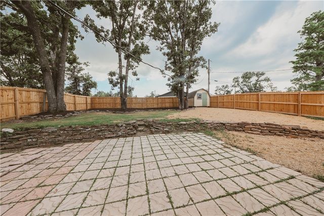 916 S 25th Place, Rogers, AR 72758