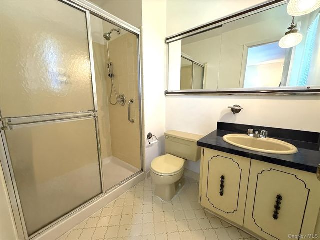 27 Skyview Lane, New Rochelle, NY 10804