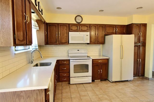 27 Skyview Lane, New Rochelle, NY 10804