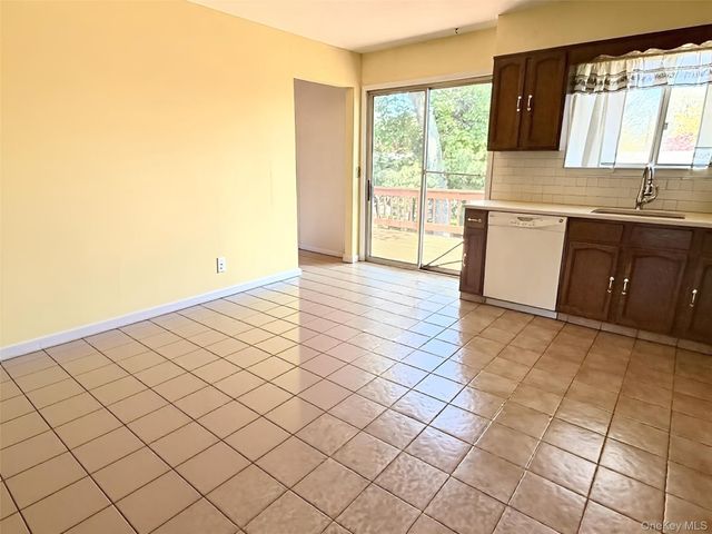 27 Skyview Lane, New Rochelle, NY 10804