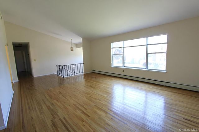 27 Skyview Lane, New Rochelle, NY 10804