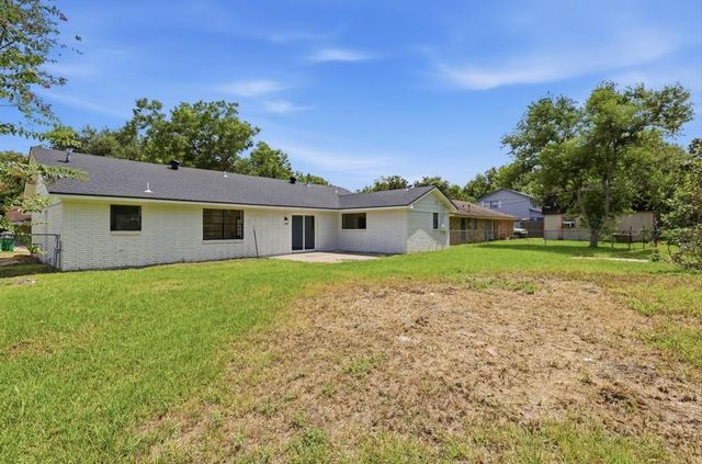 104 Oriole Lane, Angleton, TX 77515