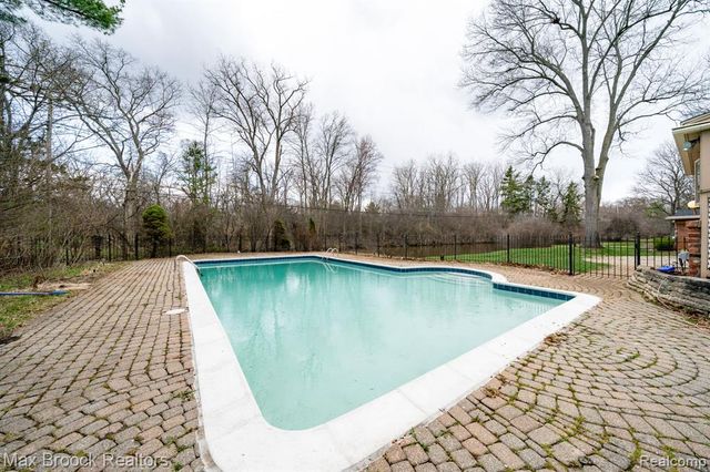 25461 Tweed Drive, Franklin, MI 48025