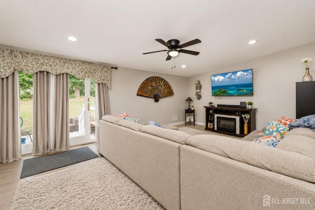 90 Farms Road Circle, East Brunswick, NJ 08816