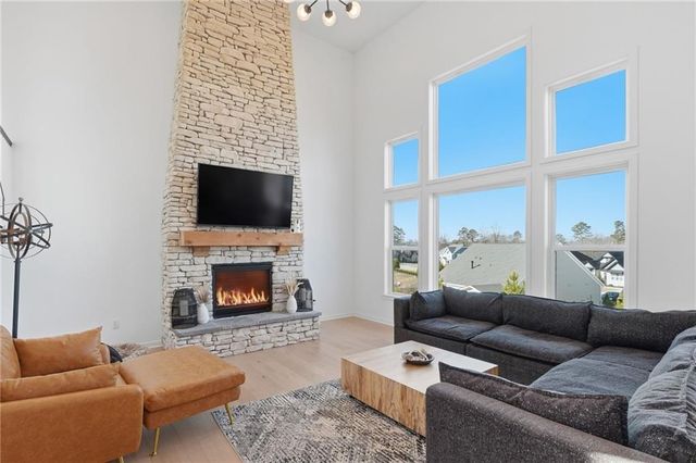 895 Michigan Circle, Hoschton, GA 30548