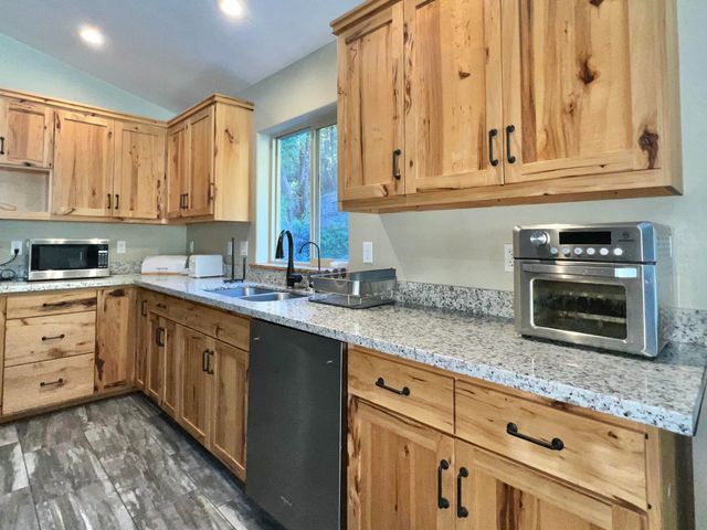 250 Gibson Creek Road, Whitethorn, CA 95589