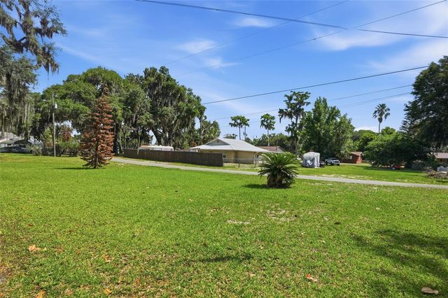 951 CR 453, Lake Panasoffkee, FL 33538