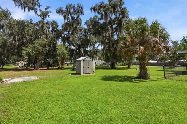951 CR 453, Lake Panasoffkee, FL 33538
