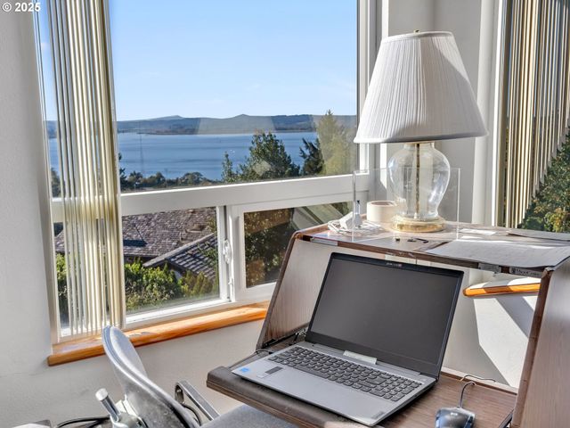 325 W NIAGARA Ave, Astoria, OR 97103