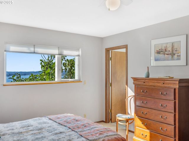 325 W NIAGARA Ave, Astoria, OR 97103