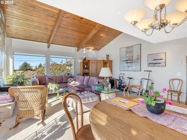 325 W NIAGARA Ave, Astoria, OR 97103